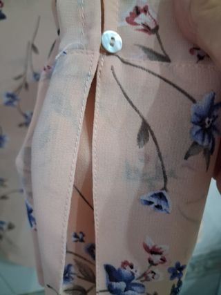 Blusa Tiffosi floral transparente XL
Color sepia.