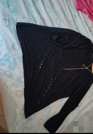 Camiseta negra con brillos