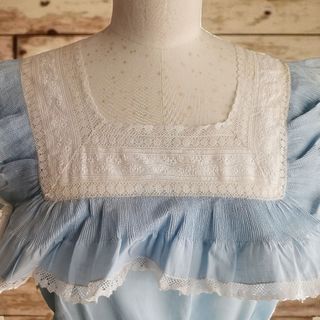 Camisón vintage azul bebé de algodón con encaje 