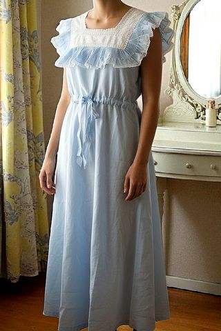 Camisón vintage azul bebé de algodón con encaje 