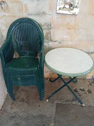 Sillas de jardín apilables y mesa redonda plegable