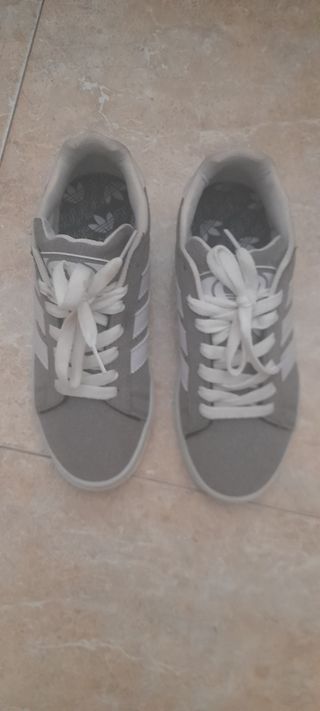 Zapatillas Adidas grises y blancas,y sandalias 