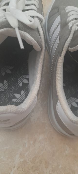 Zapatillas Adidas grises y blancas,y sandalias 