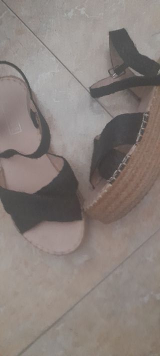 Zapatillas Adidas grises y blancas,y sandalias 