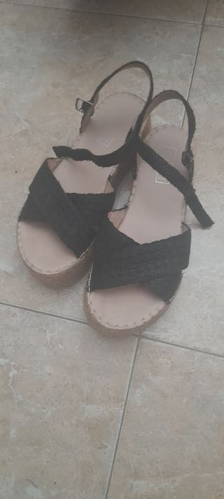 Zapatillas Adidas grises y blancas,y sandalias 