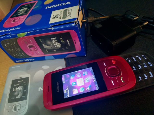 Nokia 2220 móvil antiguo