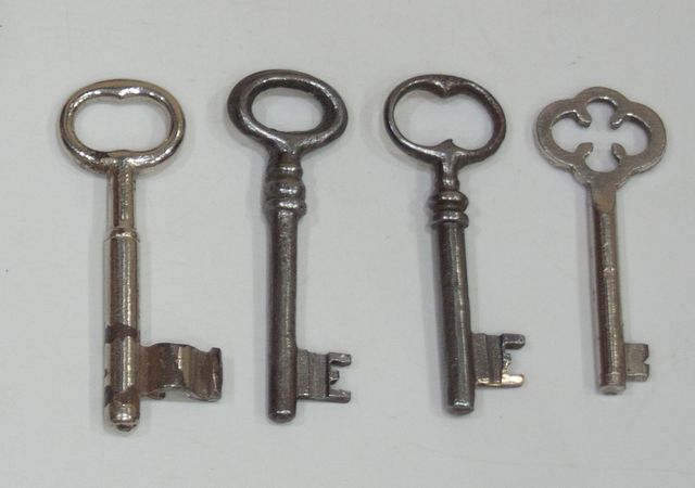 LOTE DE 13 ANIGUAS LLAVES DE PUERTA.