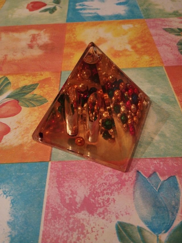 Pirámide sujetalápices con bolitas