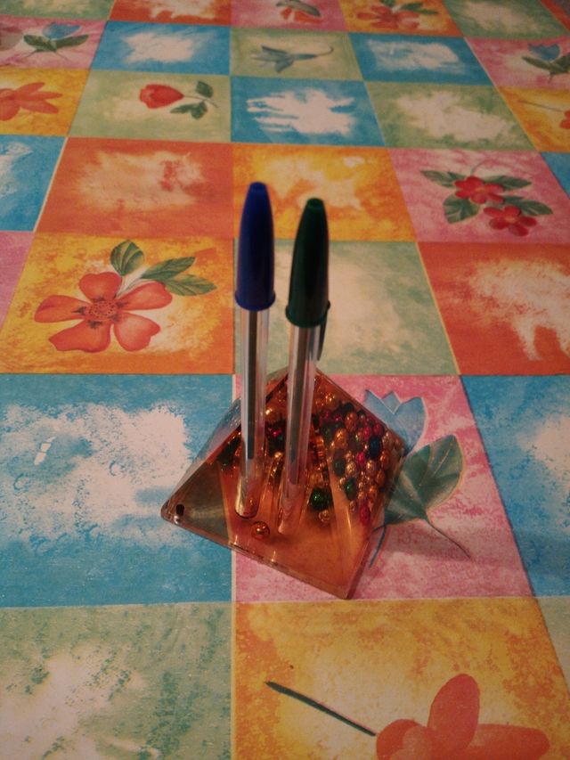 Pirámide sujetalápices con bolitas