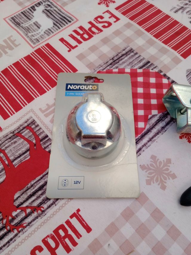 Piezas remolque: luz y adaptador bola