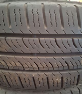 Llantas de Viano con neumáticos Pirelli.