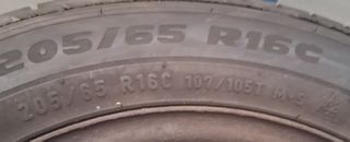 Llantas de Viano con neumáticos Pirelli.