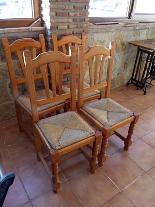 Juego de 4 sillas de madera rústicas