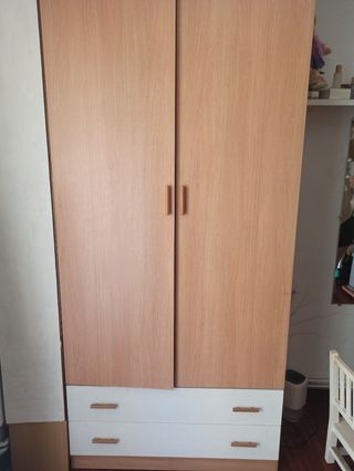 Armario madera y blanco