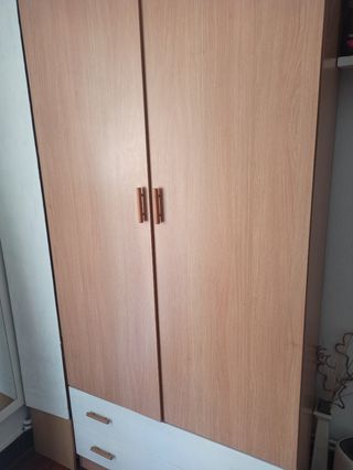 Armario madera y blanco