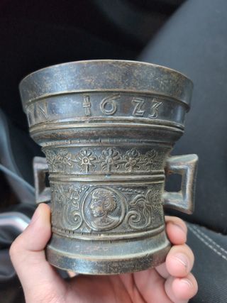 Mortaio antico in bronzo decorato