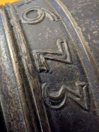 Mortaio antico in bronzo decorato