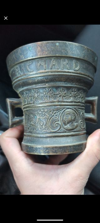 Mortaio antico in bronzo decorato