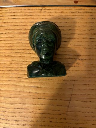 Piccola scultura in malachite verde
