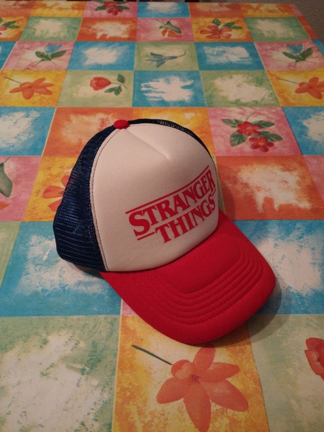 Gorra Trucker Stranger Things Roja, Azul y Blanca