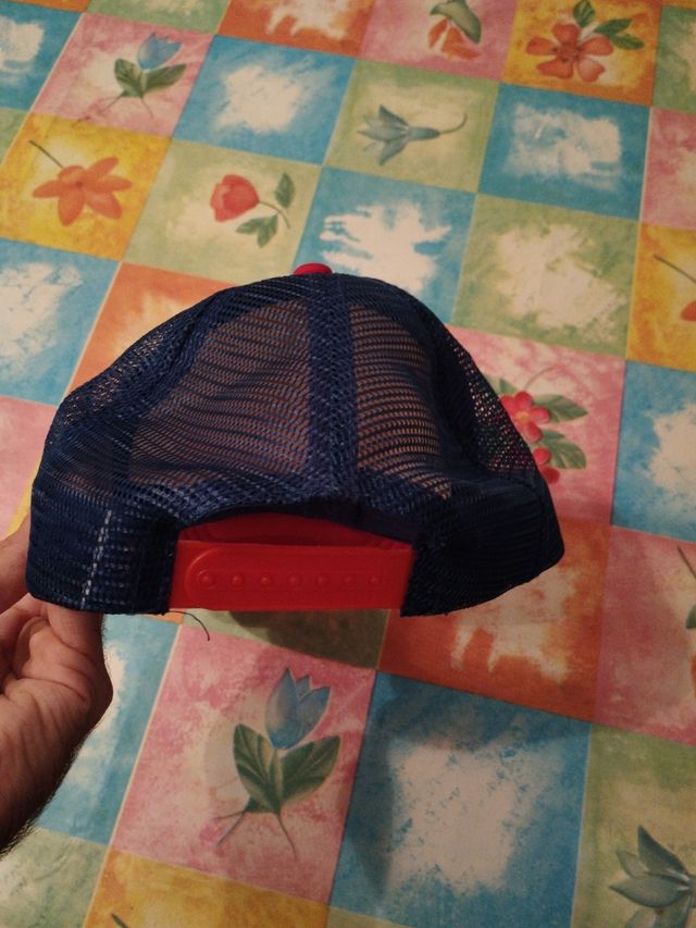 Gorra Trucker Stranger Things Roja, Azul y Blanca