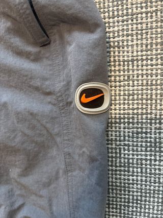 Pantalón senderismo niño gris Nike talla 150-158 
