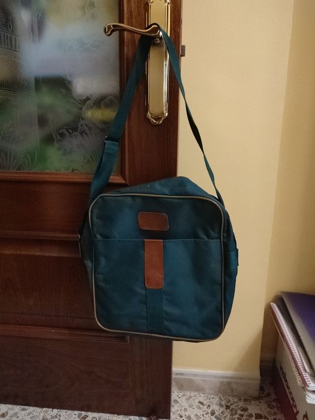 Bolsa de viaje verde y marrón
