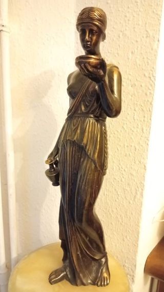 Figura mujer bronce