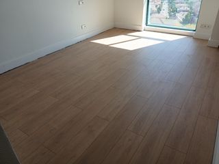 Colocación de suelos laminados y parques