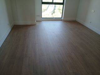 Colocación de suelos laminados y parques