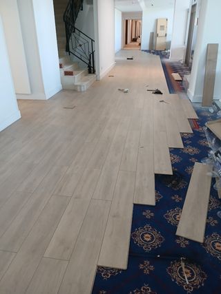 Colocación de suelos laminados y parques