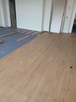 Colocación de suelos laminados y parques