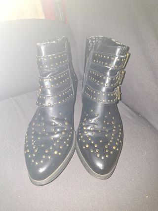 Botines negros con tachuelas doradas T38