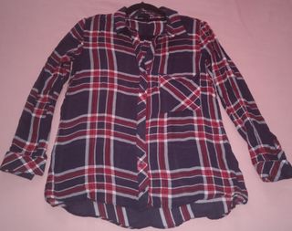 Camisa de cuadros azul marino y roja