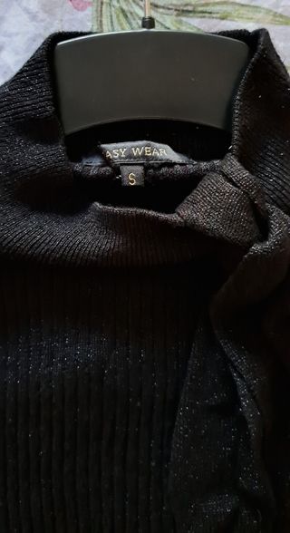 Jersey negro brillante cuello lazo