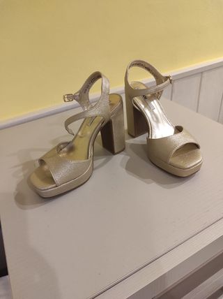 Zapatos de tacón dorados talla 37