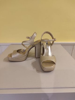 Zapatos de tacón dorados talla 37