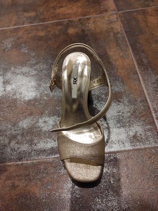 Zapatos de tacón dorados talla 37
