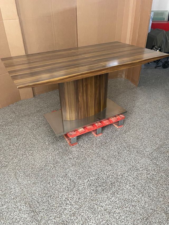 Mesa de comedor moderna madera y metal extensible