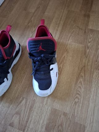 Zapatillas Jordan Negras y Rojas