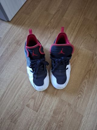 Zapatillas Jordan Negras y Rojas