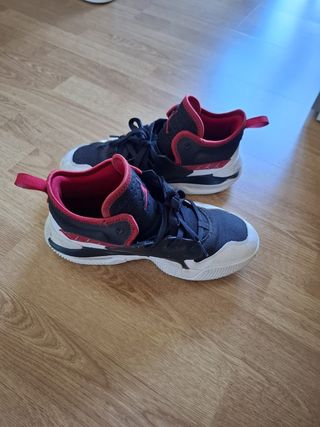 Zapatillas Jordan Negras y Rojas