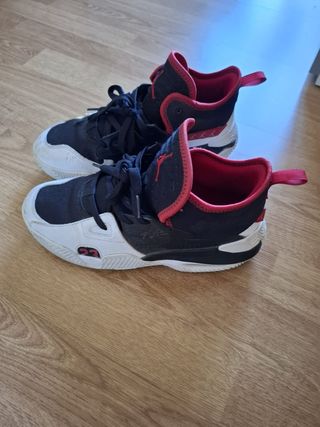 Zapatillas Jordan Negras y Rojas