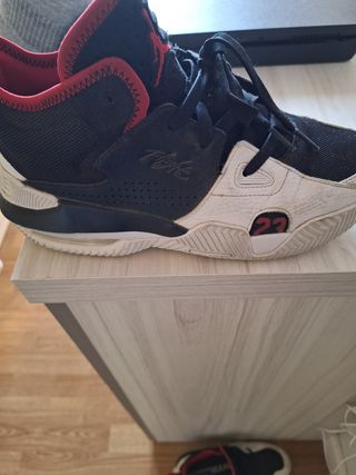 Zapatillas Jordan Negras y Rojas