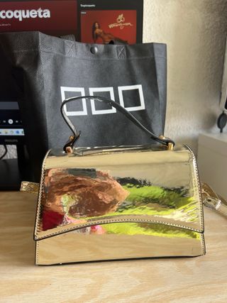 Bolso de mano dorado para eventos