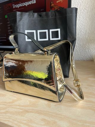 Bolso de mano dorado para eventos