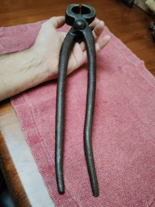 Tenazas antiguas de forja grandes