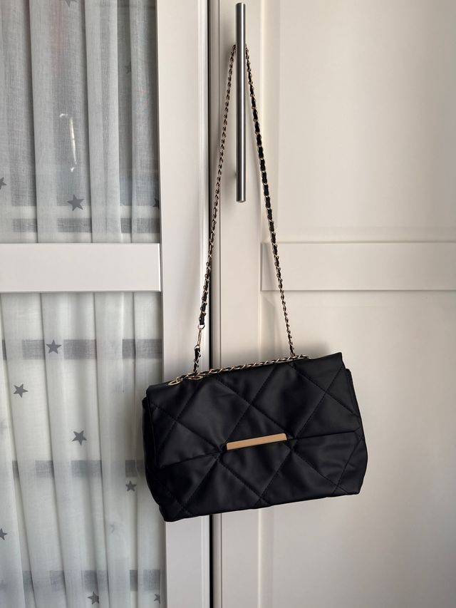 Bolso negro grande acolchado con cadena