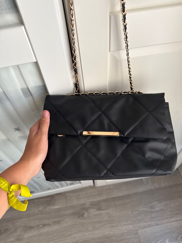 Bolso negro grande acolchado con cadena