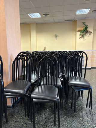Lote de sillas negras apilables